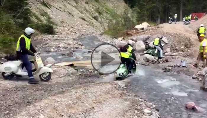 Vespy w Dolomitach - przeprawa przez g�rski strumie�