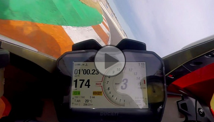 Ducati Panigale V4 - pokadowe nagranie z toru w Walencji