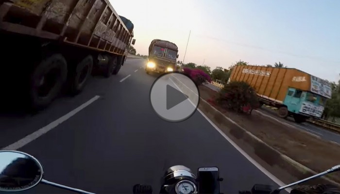 Motocyklista o ma�y w�os nie zostaje zmia�d�ony mi�dzy ci�ar�wkami [FILM]