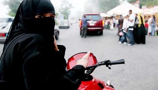 W hidabie na motocyklu. Pierwsza kobieta w Arabii Saudyjskiej przygotowuje si do egzaminu na prawo jazdy