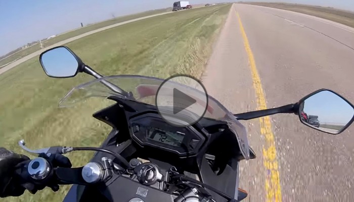 Boczny wiatr zdejmuje motocyklist� z autostrady