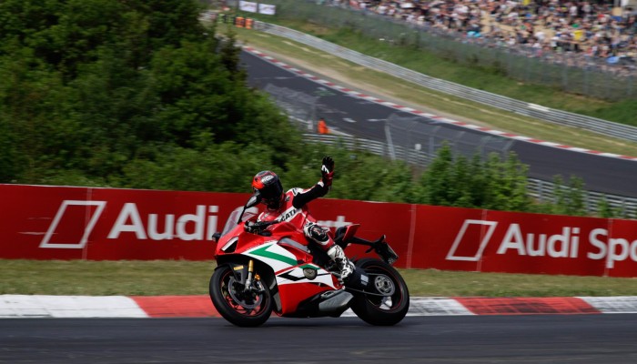 Carlos Checa zamieni� motocykl na auto... i zn�w wygrywa!