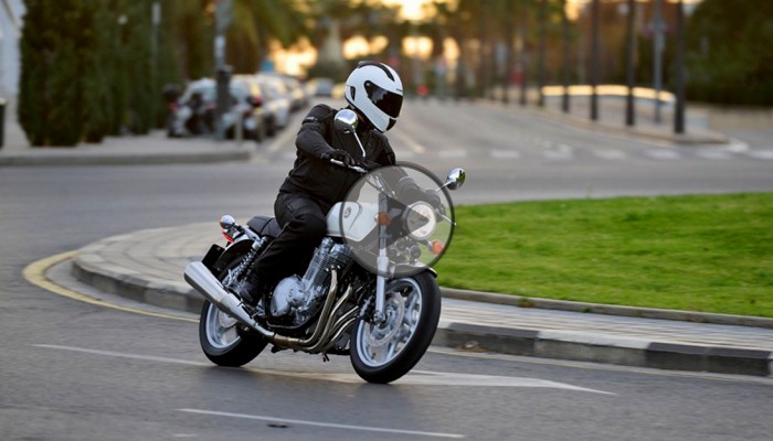 Jak je�dzi� po rondzie? Specjali�ci od bezpiecze�stwa wyja�niaj� [FILM]