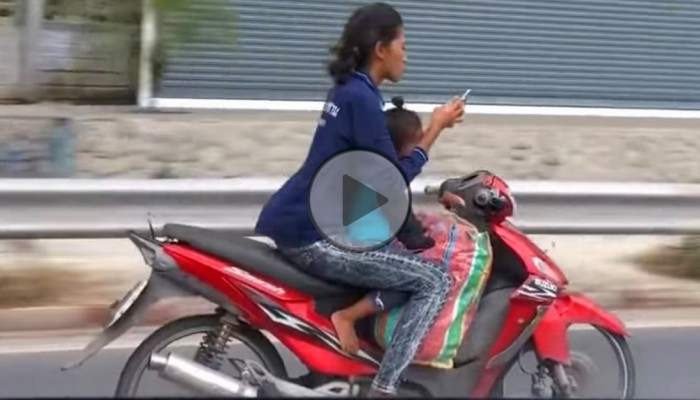 Na Facebooku i motocyklu jednoczenie, czyli matka roku [FILM]