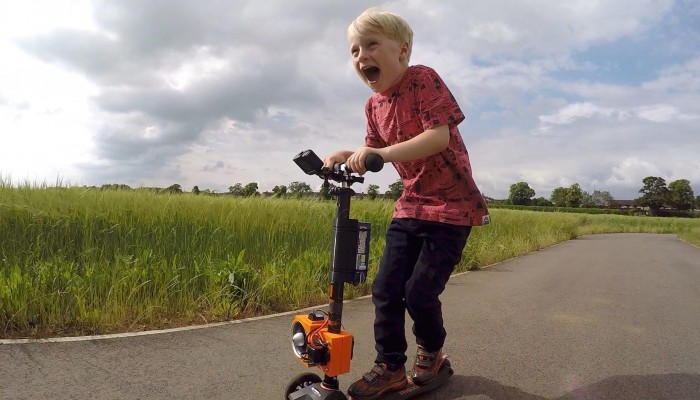 Odrzutowa hulajnoga, czyli zabawka dla dzieci zaawansowanych [FILM]