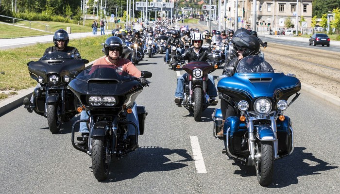 Impreza rocznicowa Harleya-Davidsona w Pradze - tysice fanw, tysice motocykli