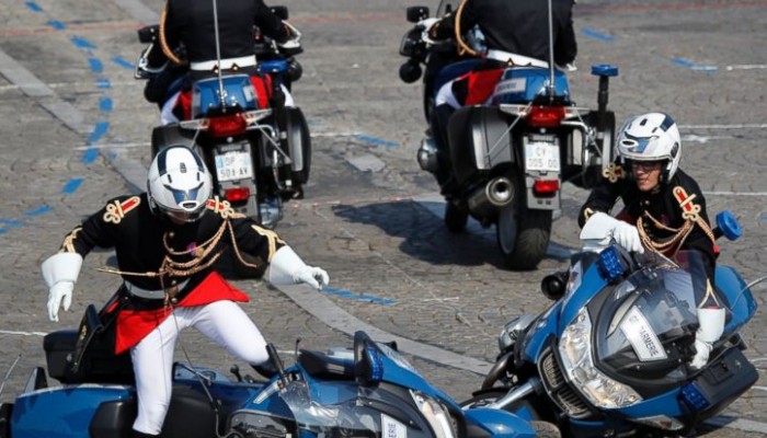 Zderzenie dwch policjantw na motocyklach w czasie parady w Paryu