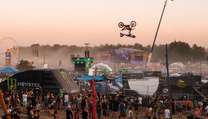 Motocyklowi akrobaci z Freestyle Family wyst�pili na Pol'and'Rock Festiwal