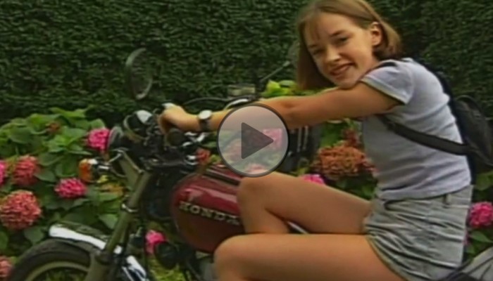 Alicja Bachleda-Curu� i motocykl. Retro nuta na pocz�tek tygodnia!