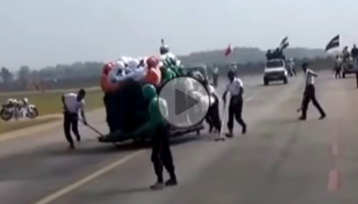 Rekordowa liczba pasa�er�w. Zobacz ile os�b wesz�o na motocykl! [FILM]