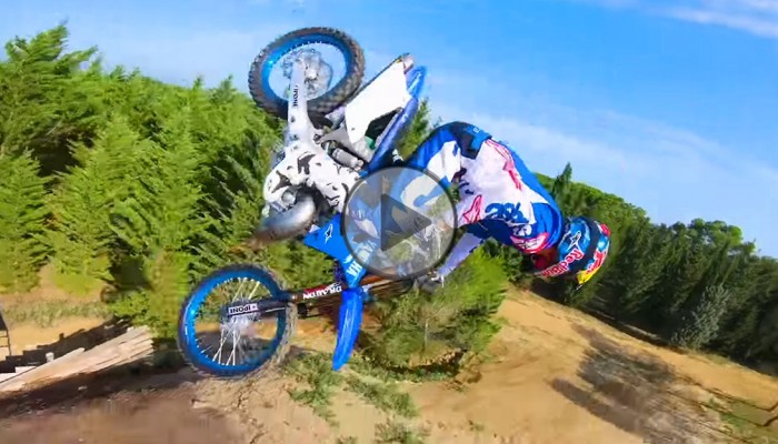 Przejazd zawodnika FMX sfilmowany z drona