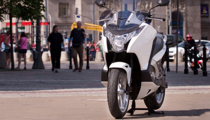 Zakaz parkowania na chodnikach w Warszawie? Kontrowersyjny pomys� aktywist�w