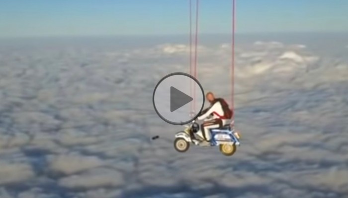 Jak spa�� ze skutera na pe�nej bombie, czyli Vespa buja w ob�okach