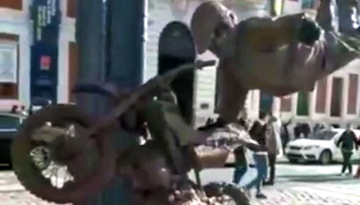 Artysta uliczny i ewolucje FMX w nietypowym wydaniu