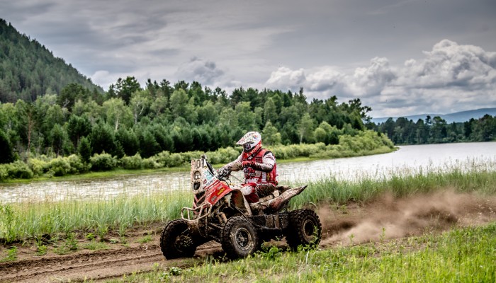 Botnisty start Silk Way Rally, Sonika postraszy tumik