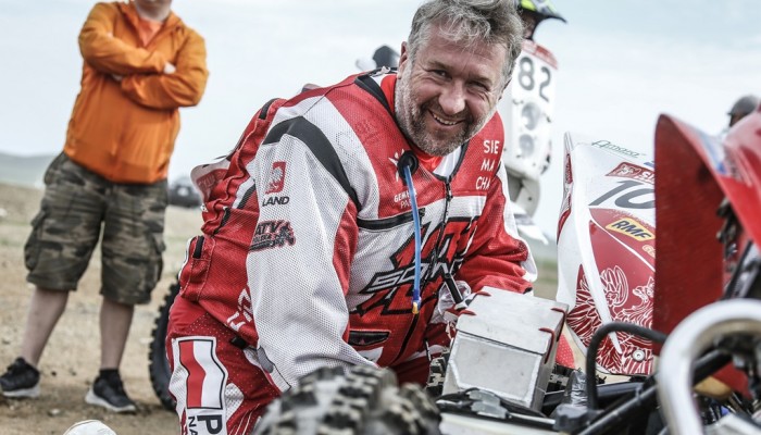 Silk Way Rally: Sonik wci na czele, lawirowa w kurzu ciarwek