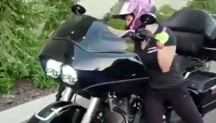 Drobna kobieta, wielki motocykl, jeszcze większy skill [VIDEO]