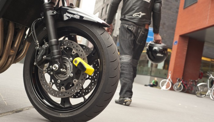 Jak zabezpieczy� motocykl przed kradzie��. 5 (w miar�) skutecznych sposob�w
