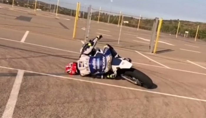 Ale skill! Tito Rabat szaleje na supermoto [VIDEO]