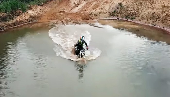 Na pr�d, a p�ywa! Rosyjska my�l techniczna jak zwykle g�r�! [FILM]