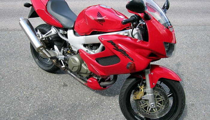 Honda VTR1000F Firestorm (1997-2005) - czy warto kupi�? Dane techniczne, wady i zalety.