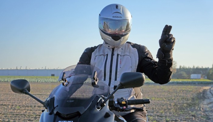 Koronawirus - gdy musisz ju� wyj�� z domu, to pojed� motocyklem!