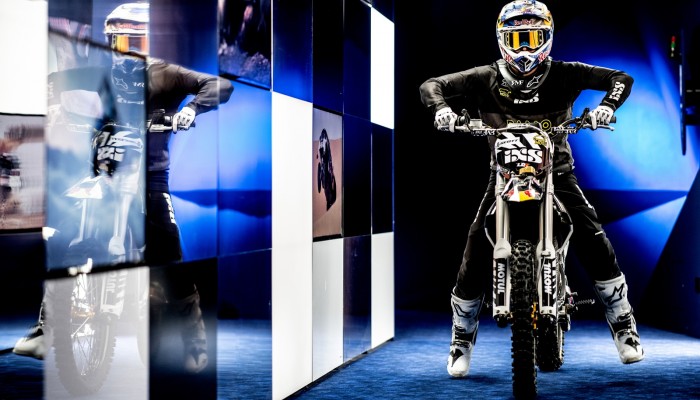 Mat Rebeaud - motocyklem po muzeum [VIDEO]