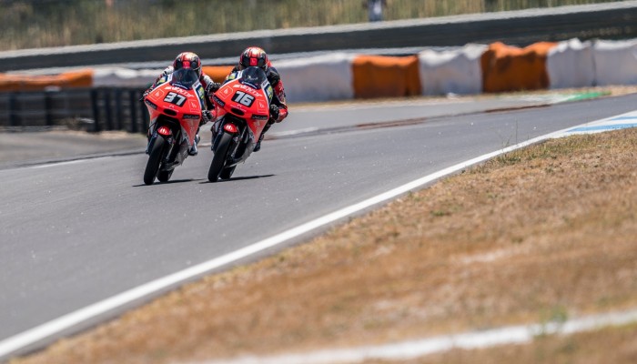 MT Helmets: Xavier Artigas pokonuje Pedro Acost� o... 0,003 sekundy!