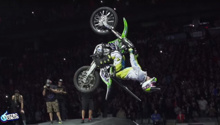 Sparali�owany Bruce Cook kr�ci backflipy motocyklem w Nitro Circus [VIDEO]