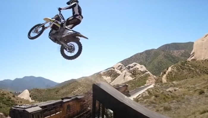 Skok motocyklem nad jad�cym poci�giem. A to nie najbardziej szalony skok Colbyego Raha!