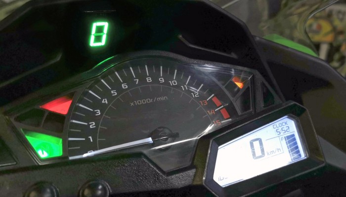Wywietlacz biegw w motocyklu Kawasaki Ninja 300 - czy mona doda? Jak zamontowa samemu?