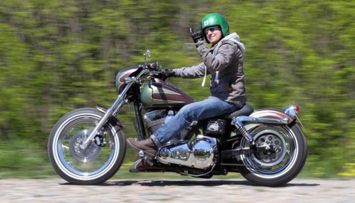 Harley-Davidson Dyna Super Glide Custom z 2004 roku. Custom zbudowany przez Sida