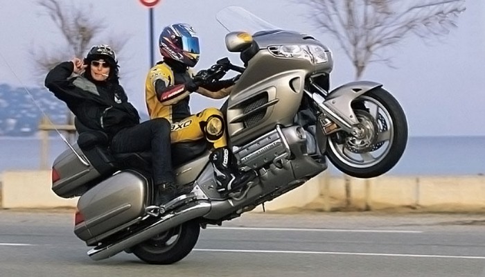 Jazda na kole, palenie gumy, g�o�ne wydechy. Czym jest motocyklowe barbarzy�stwo?