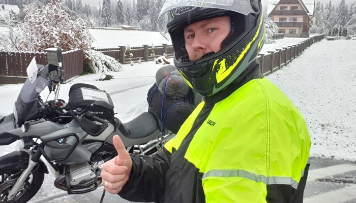 Jazda motocyklem w zimie. Może być bezpieczna, jeśli pamiętamy o kilku ważnych sprawach 