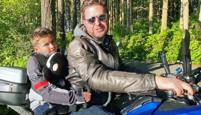 Zasady jazdy z dzieckiem na motocyklu. Jak to robić bezpiecznie i zgodnie z przepisami?