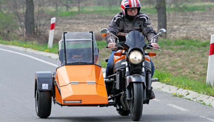 Sidecar Moto Pomaracza. Motocykl z koszem zbudowany, by dzieli pasj z on