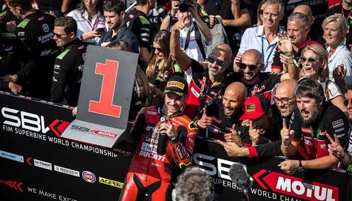 Alvaro Bautista wygrywa drugi wy�cig Superbike na Circuit de Barcelona-Catalunya