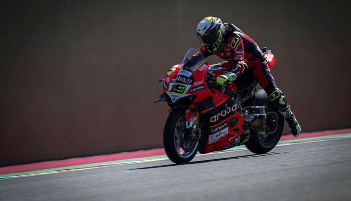 Alvaro Bautista wygrywa pierwszy wy�cig Superbike na torze San Juan Villicum