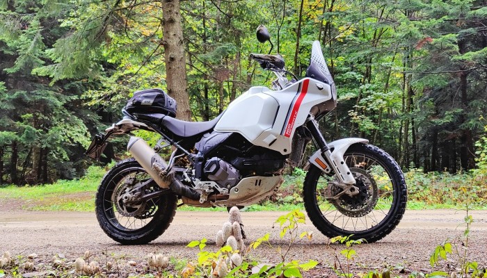 Ducati DesertX test w terenie i na drodze. Czy �redni motocykl adventure to najlepszy wyb�r na polskie warunki? Sprawdzi�em