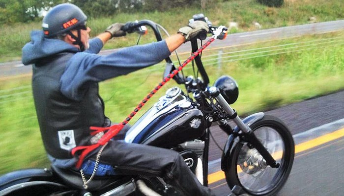 Dziwne gad�ety motocyklowe. Jeste� pewien, �e potrzebujesz nak�adki na but i lusterka na nadgarstku?