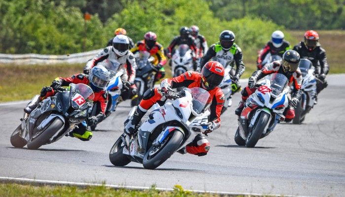 Bracia Pawelec i motocykli�ci BMW M Cup podkr�caj� tempo w Poznaniu