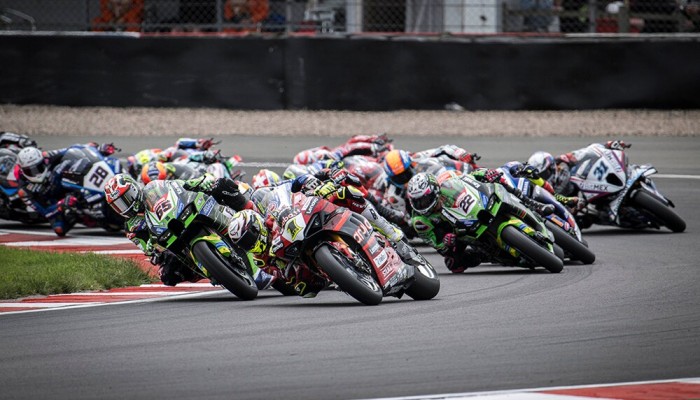 Alvaro Bautista wygrywa na Donington Park, Danilo Petrucci z pierwszym podium. Pe�na dominacja Ducati w M� Superbike