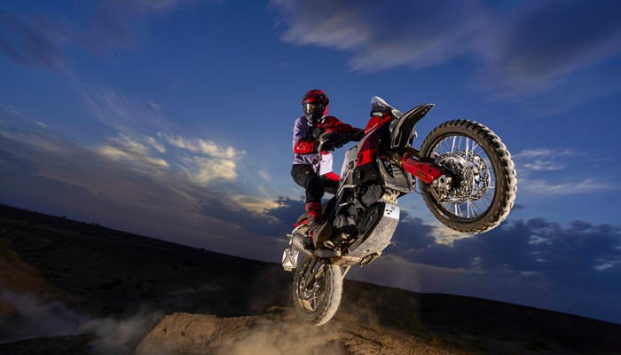 Ducati DesertX Rally - ekstremalna przygoda we włoskim wydaniu. Niewielkie zmiany robią ogromną różnicę
