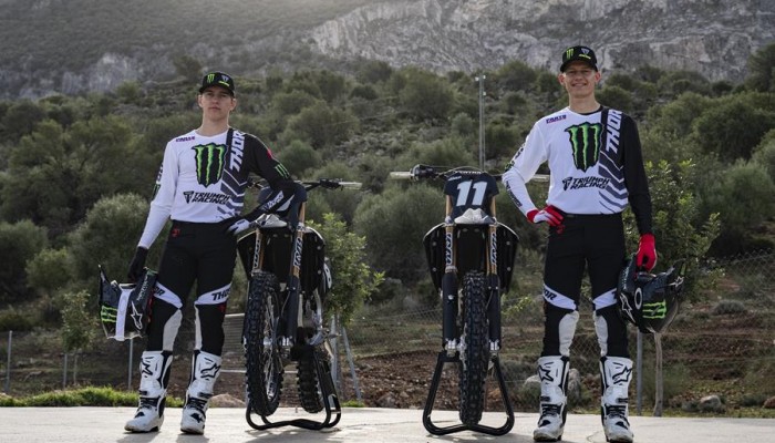 Mikkel Haarup i Camden McLellan w barwach Monster Energy Triumph Racing w sezonie 2024 Mistrzostw wiata w Motocrossie