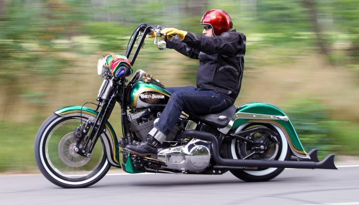 Chicano Harley-Davidson Softail Springer. Latynosi lubi si pokaza
