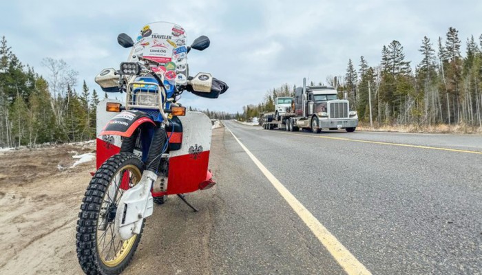 Polak jedzie motocyklem w zimie na Alask. 9 500 km przez Kanad