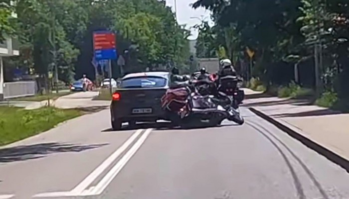 Bulwersujce zdarzenie w Warszawie. Kierowca osobwki celowo taranuje motocyklist? 