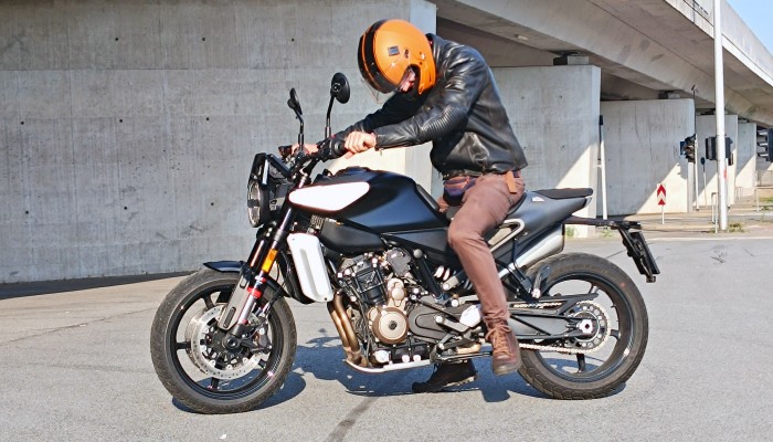 Svartpilen 801 2024. Husqvarna z dwoma cylindrami i mas elektroniki. Dla kogo jest ten motocykl?