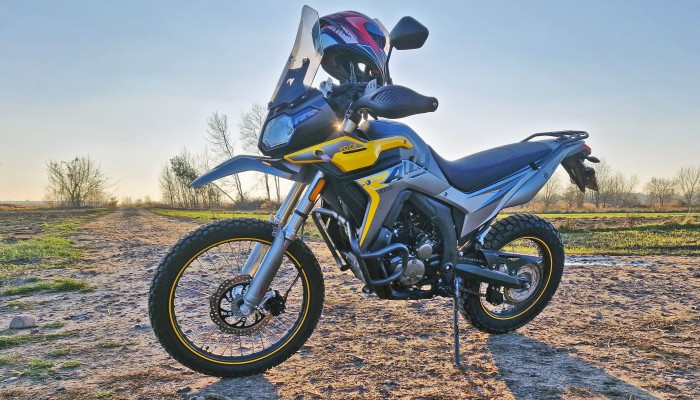 Voge 300 Rally. Pan i wadca na nieutwardzonych drogach