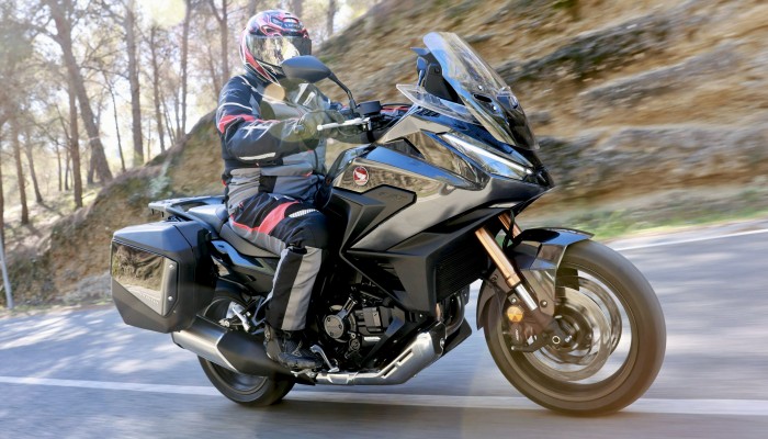 Honda NT1100 na rok 2025. Jeszcze bardziej dopracowana. Test, zdjcia i dane techniczne